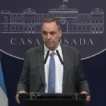 Papelón de Adorni: no contestó denuncias y se fue enojado