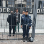 Una policía se encadenó para exigir la liberación de su esposo (también policía) preso por golpear a un detenido